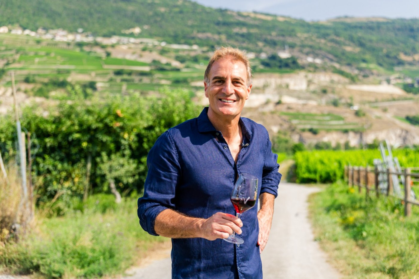 Robert Taramarcaz dans ses vignes